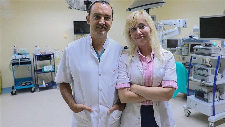 Yan yana odalarda görev yapan doktor çift, ameliyatlara da birlikte giriyor