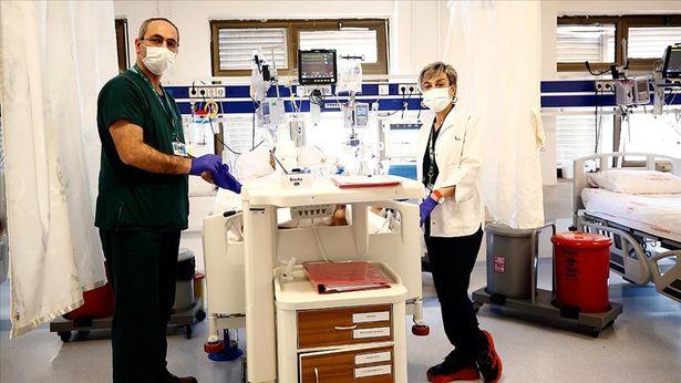 19 yıllık evli doktor çiftin omuz omuza mücadelesi: 'Bizim evimiz yoğun bakım'
