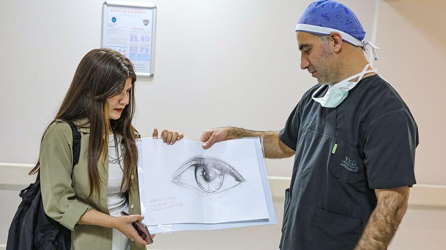 'Karanlık dünyama ışık oldu' dedi, sayesinde görmeye başladığı doktora çizdiği göz resmini hediye etti