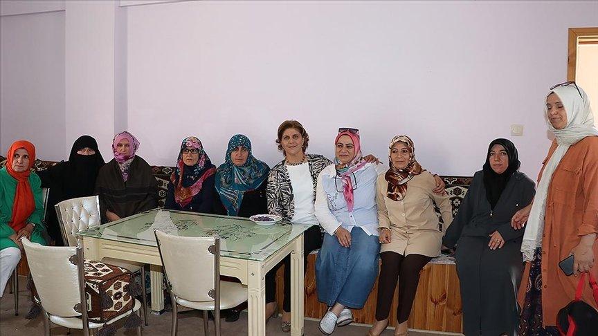 Doktor ve kadınlar meme kanserinde erken tanı farkındalığı için kırsalda mesaide