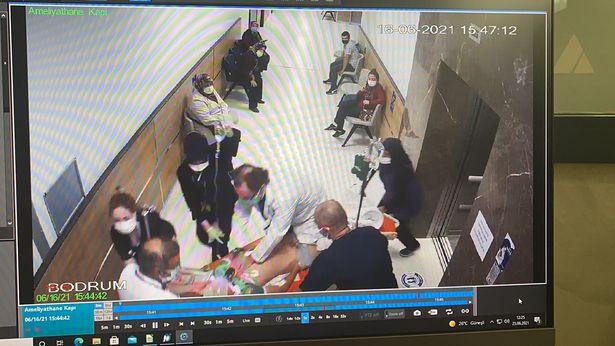 Sedyenin üzerine çıkıp kalp masajı yapan doktor, küçük çocuğu hayata döndürdü