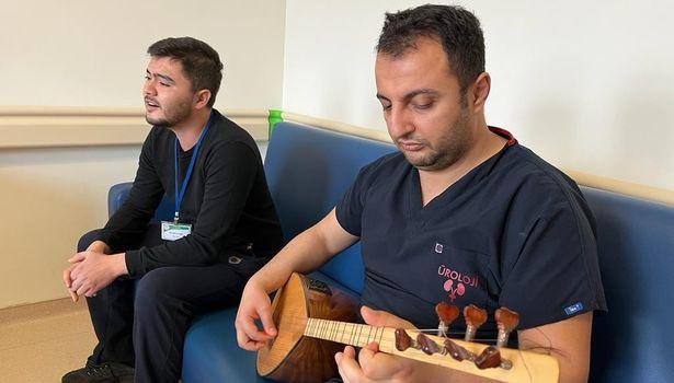 Kanser tedavisi gören hemşireye, doktoru ve oğlundan moral konseri