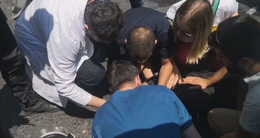 Yürüyüşe müdahale eden polis fenalaşınca eylemdeki doktorlar müdahale etti!