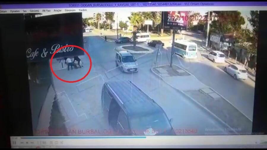 İzmir'de doktorun, 3 zanlı tarafından pusu kurulup sopalarla darp edilmesi kamerada