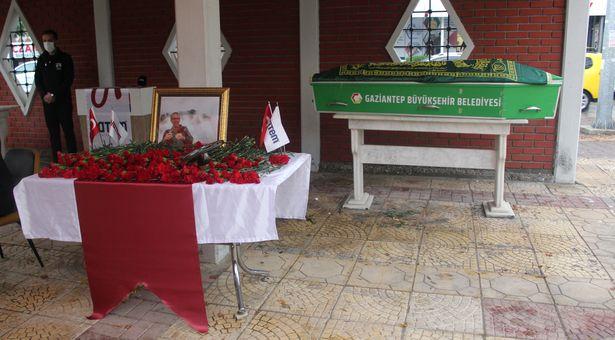 Kansere yenilen Op. Dr. Temur Bülbül için kurucusu olduğu hastane önünde tören düzenlendi