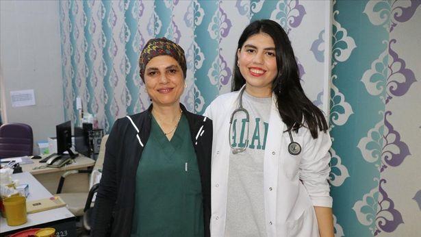 28 yıldır çalıştığı hastanede şimdi doktor kızı ile birlikte görev yapıyor