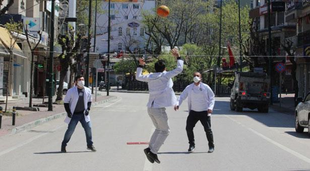 Eczacılar Bursa'nın en işlek caddesine ip gerip voleybol oynadı