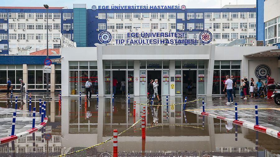 Sağanak yağış sonrası Ege Üniversitesi Tıp Fakültesi Hastanesini su bastı