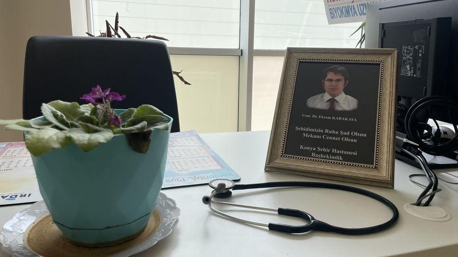 Doktor Ekrem Karakaya'nın hiç çıkarmadığı stetoskopu, hastanedeki odasında saklanıyor