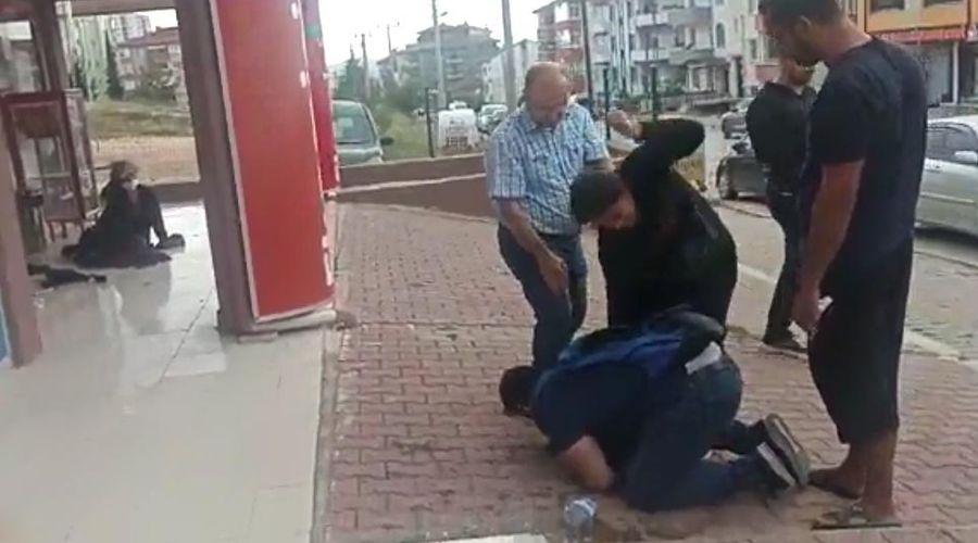 Erkek hemşire, eşi ve annesi tarafından dövüldü