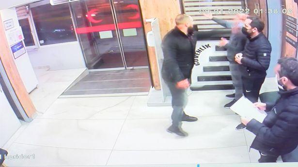 Acil serviste bıçaklı saldırgan dehşeti! Doktoru darp etti sonra pansuman yaptırmaya geldi