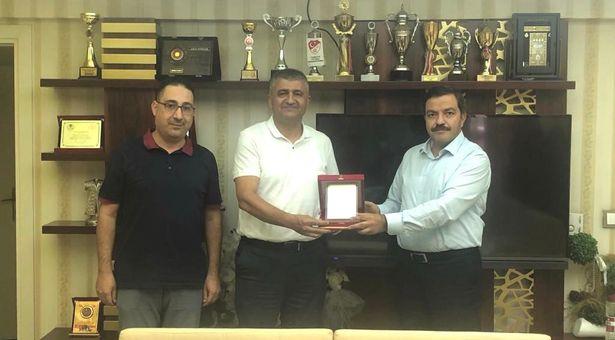 Malatya İl Sağlık Müdürü'nden eski başhekime plaketli teşekkür