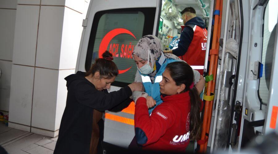 Evde sağlık görevlileri, hastaya giderken kaza yaptı: 3 yaralı