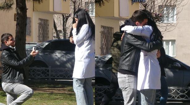 Parkta sürpriz teklif: Hemşire sevgilisine bayılmış numarası yaparak evlilik teklifi etti