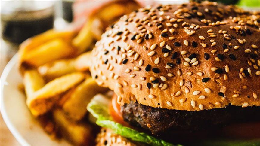 Her gün hamburger ve patates kızartması yemek Alzheimer riskini artırıyor