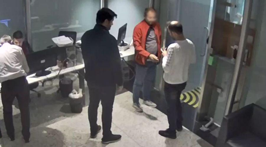 FETÖ'den aranan eski başhekim, sahte kimlikle havalimanında yakalandı