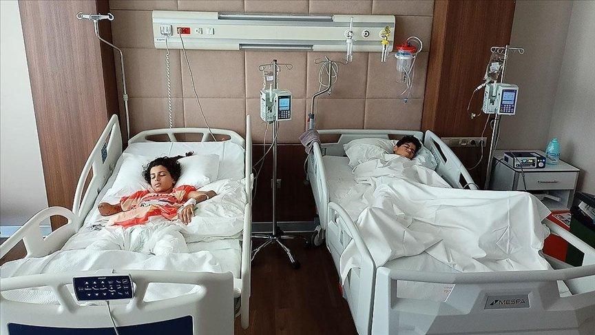 Tedavi için Türkiye'ye getirilen Filistinli kardeşlerin annesinden Türk doktorlara teşekkür