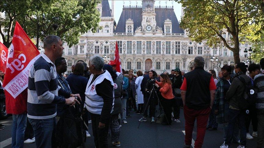 Fransa'da sağlık çalışanları şartları protesto ediyor