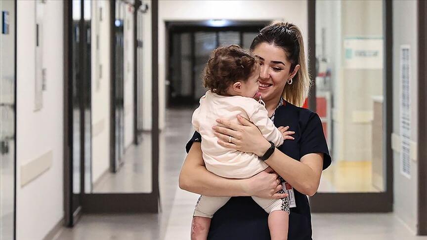 Hastanede terkedilen bebeğe hemşireler sahip çıkmıştı: Aylar sonra yuvaya uğurlandı