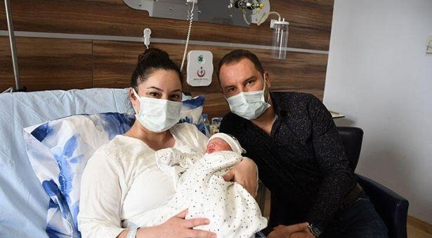 Gülşah hemşire önce COVID-19'u yendi, ardından anne oldu