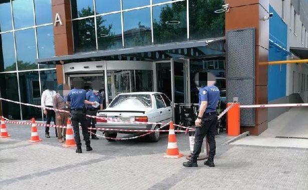 Hastaneye otomobili ile girmeye çalıştı