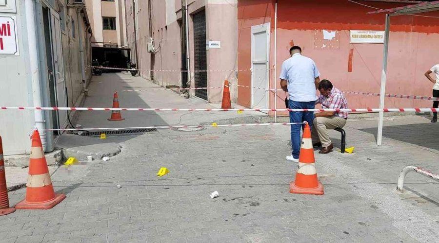 Mersin'de hastane bahçesinde silahlı kavga: 2 yaralı