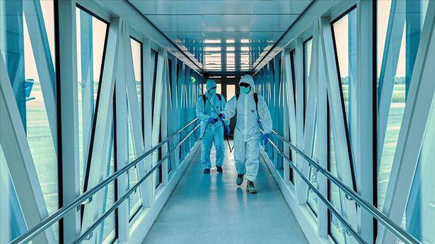 COVID-19'un Omicron varyantı nedeniyle dünya, Afrika ülkelerine kapılarını kapatıyor