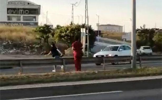Otoyolda yolun karşısına geçmeye çalışan hemşireye otomobil çarptı