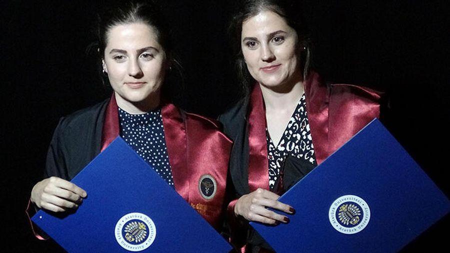 Eğitim hayatlarında ayrılmayan ikizler, tıp fakültesinden de birlikte mezun oldu