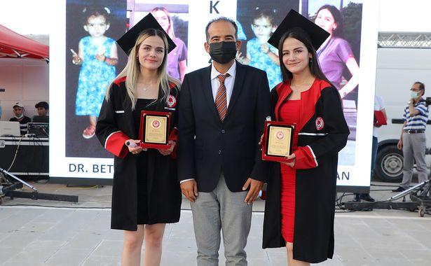 Tıp fakültesinde birlikte okuyan ikiz kardeşler, birinciliği paylaşarak mezun oldu