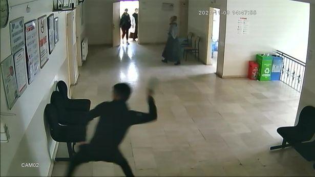 Aile sağlığı merkezinde korkulu anlar: Satırla etrafa saldırdı