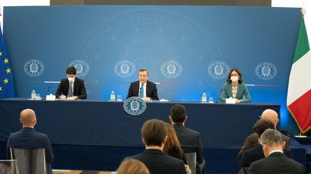 İtalya'da vaka sayıları endişe verici: Aşı yaptırmayanlara sıkı tedbirler getirildi