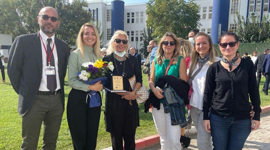 İzmir'de tıp öğrencilerinin eğitimi için kadavra bağışlayan ailelere teşekkür plaketi verildi