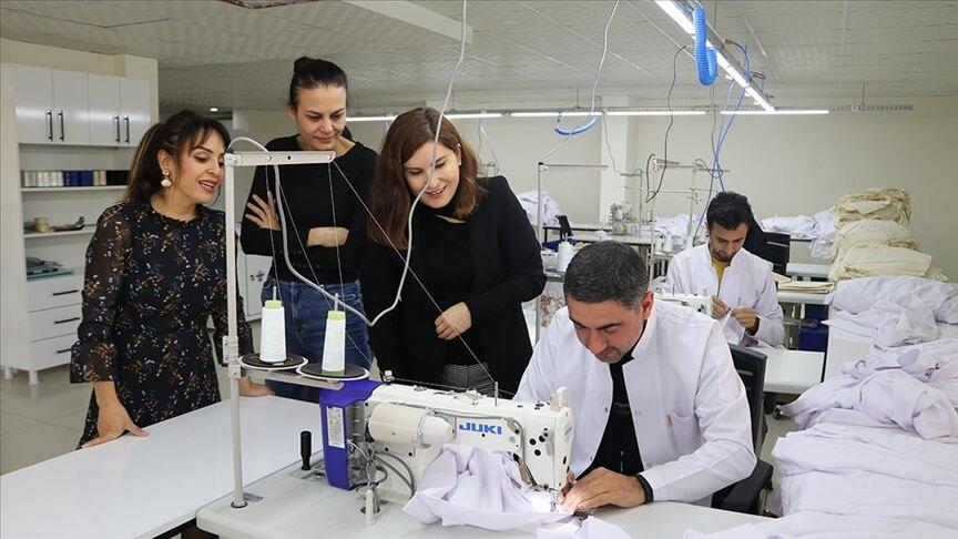 Kadın hekimlerin kurduğu tekstil atölyesinin geliri öğrencilere burs oluyor