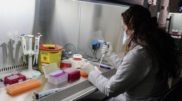 İstanbul'un en büyük COVID-19 test laboratuvarı: Günde 10 bin test yapılıyor