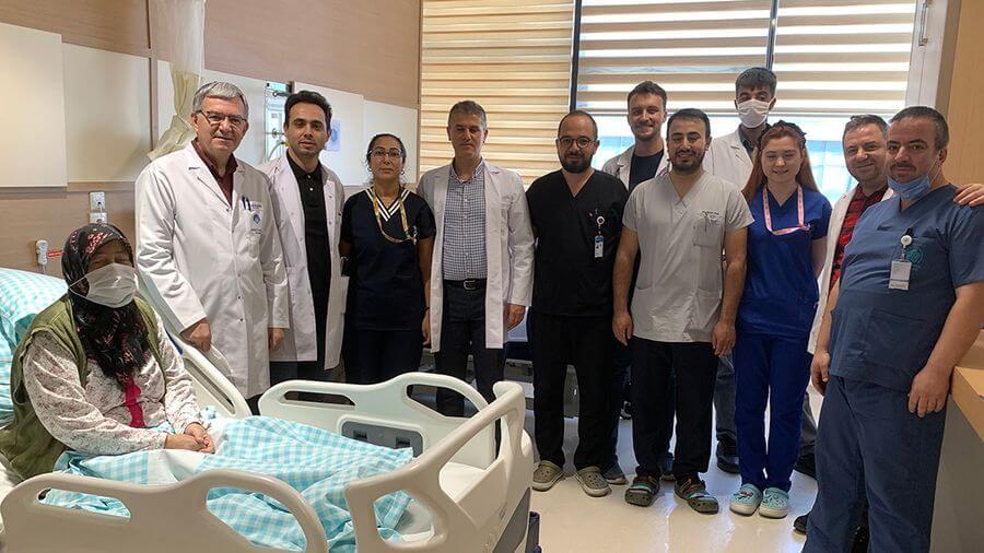 Zamanla yarıştılar: Doktorlar peş peşe iki hastaya karaciğer ve böbrek nakli yaptı