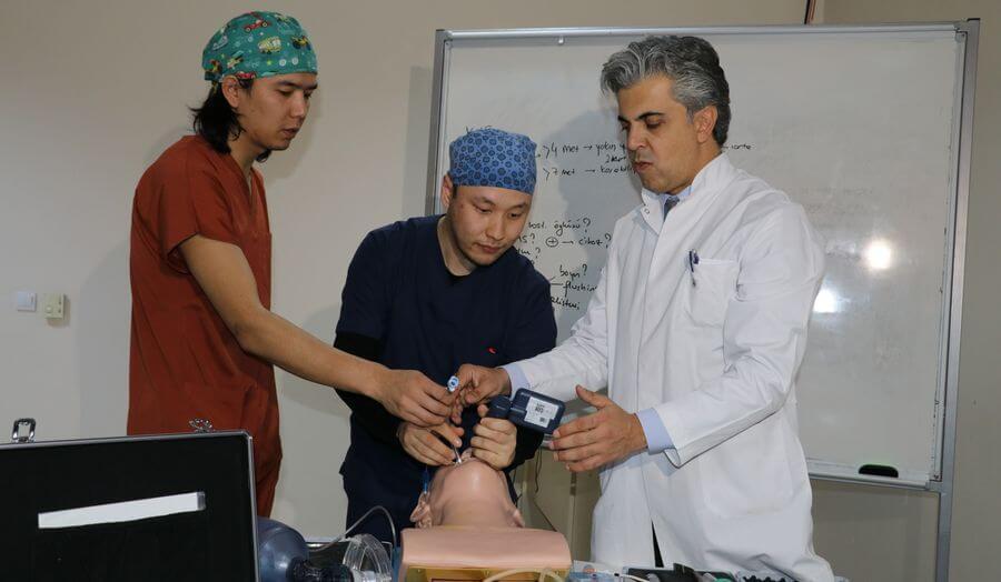 Kazakistan'ın asistan doktorları, Erzincan'da branş eğitimi alıyor