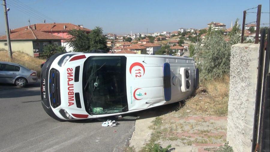 Kırıkkale'de ambulansla otomobil çarpıştı: 3'ü sağlık çalışanı 4 kişi yaralandı