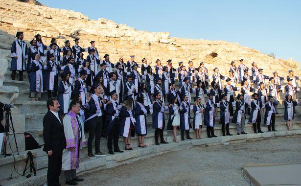İlk tıp okulunun kurulduğu Knidos'ta diplomalarını aldılar
