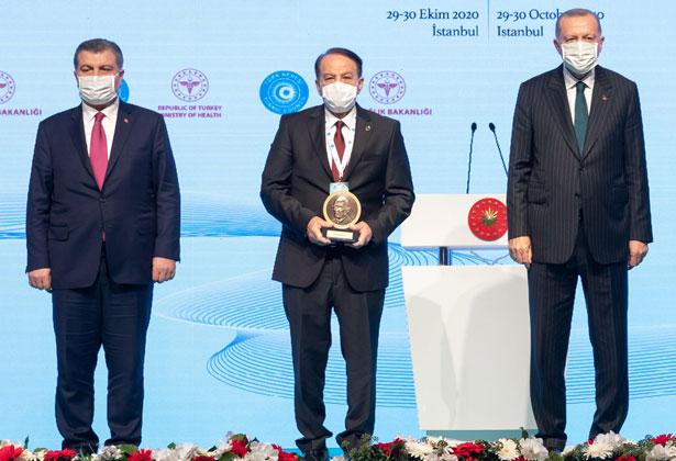 TÜSEB Aziz Sancar Hizmet Ödülü, Koçak Farma Yönetim Kurulu Başkanı Ender Koçak'ın oldu