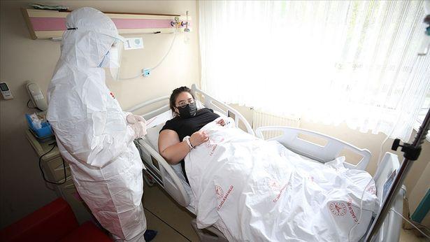Kovid-19'u ağır geçiren genç kadın: Aşı olmak istemeyenlere yaşadıklarımı anlatacağım