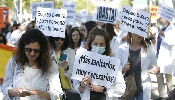Madrid'de doktorlar 'tahammül edilemeyecek boyuta ulaştı' diyerek süresiz grev başlattı