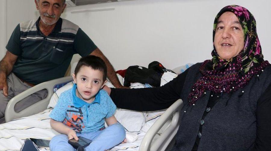 Doktorlardan zorlu operasyon: 3 yaşındaki çocuğun kopan parmakları karnında beslenerek kurtarıldı