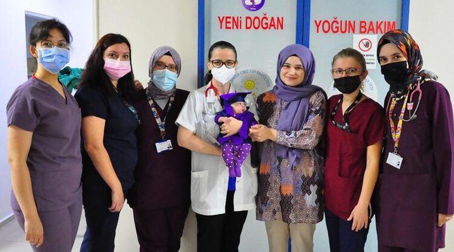 Yaşam savaşını kazanan 390 gramlık 'Mucize' bebek alkışlarla taburcu edildi