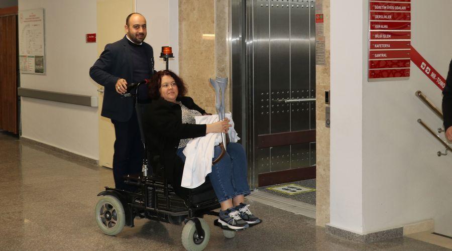Ortopedik rahatsızlığı bulunan nöroloji uzmanı, hastalar mağdur olmasın diye koltuk değnekleriyle görev yapıyor