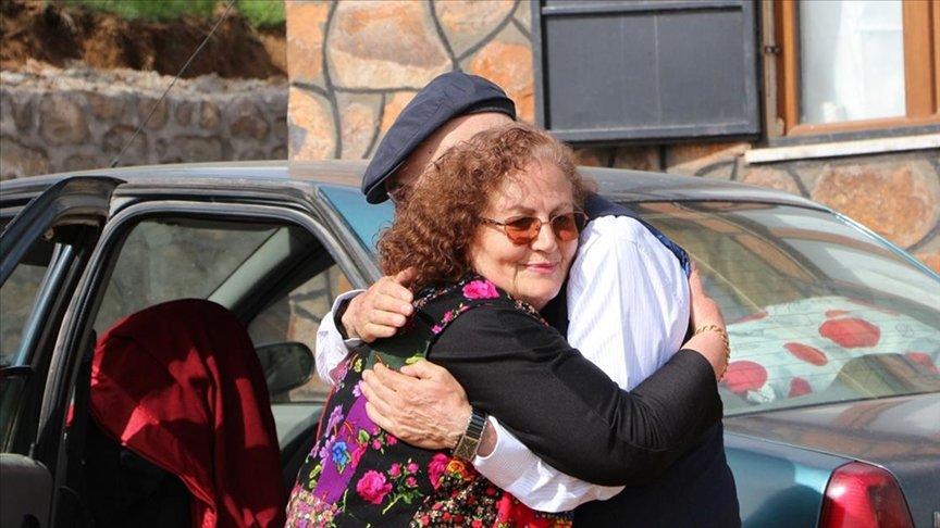 Bingöllü doktor, 48 yıl sonra öğretmenini köyünde ağırladı