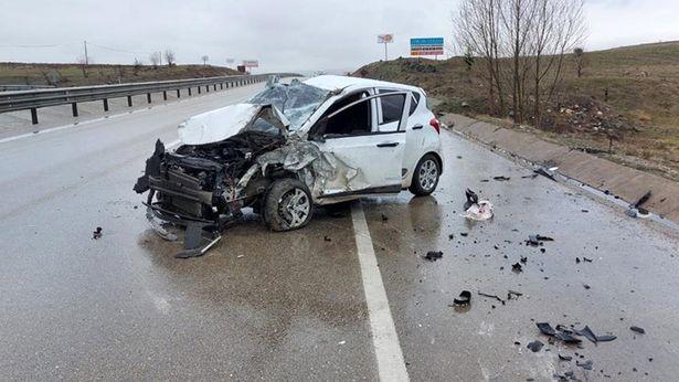 Nöbetten çıkan pratisyen hekim, eve dönüş yolunda kaza yaptı