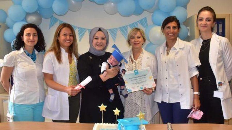 Prematüre bebek 'mezuniyet belgesi' ile taburcu edildi