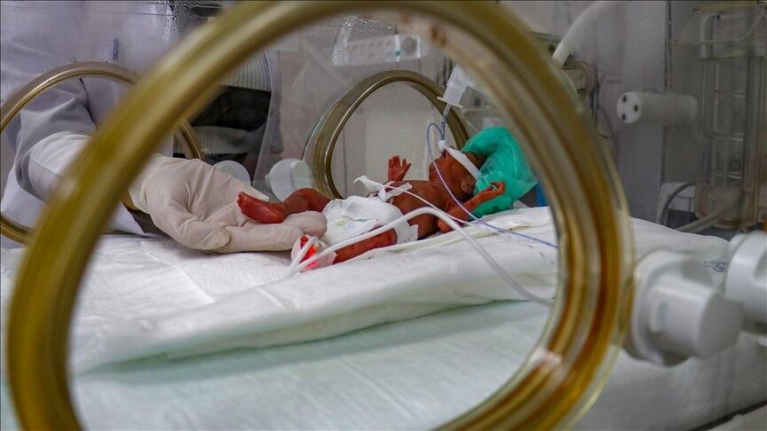 400 gramlık parmak bebeği, sağlık çalışanlarının gayreti hayatta tutuyor