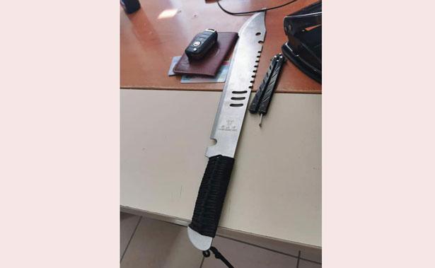 'Maske takın' diyen sağlık çalışanlarına 'Rambo' bıçağıyla saldırdılar